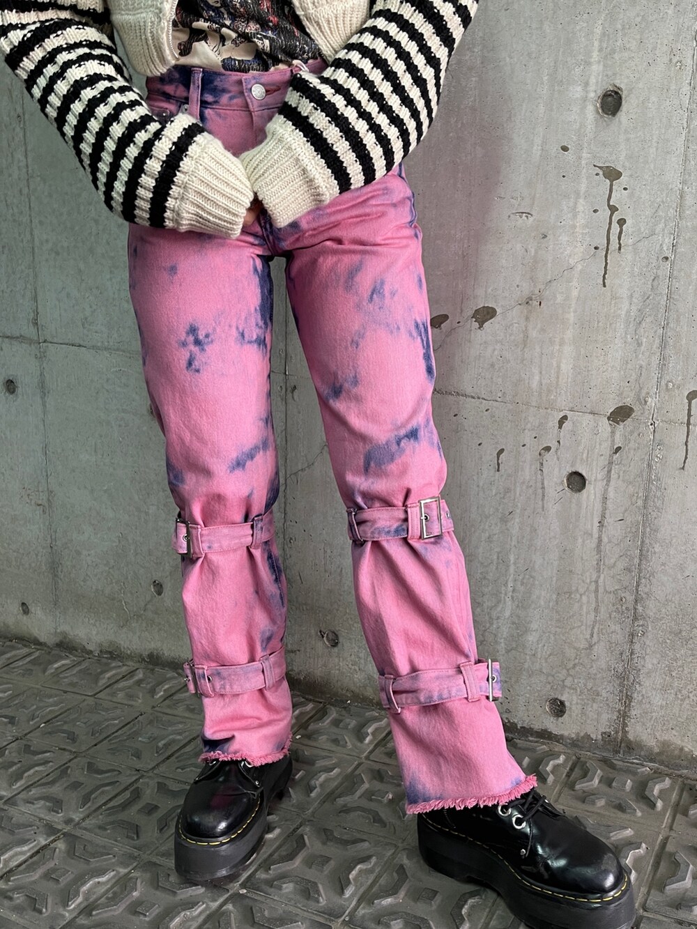 ホワイト系のカーディガン/ボレロ、ホワイト系のTシャツ/カットソー、ピンク系のデニムパンツを着用したレディースの秋コーディネートの6枚目の写真