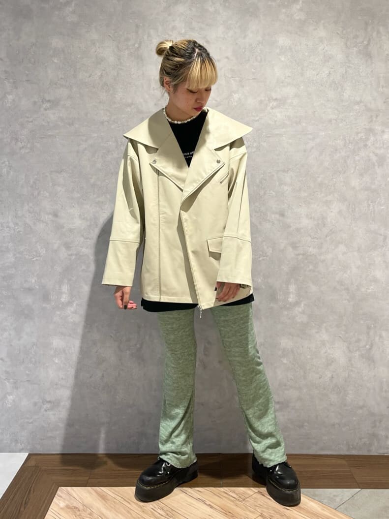 グリーン系のその他パンツ、ホワイト系のライダースジャケットを着用したレディースの夏コーディネートの2枚目の写真