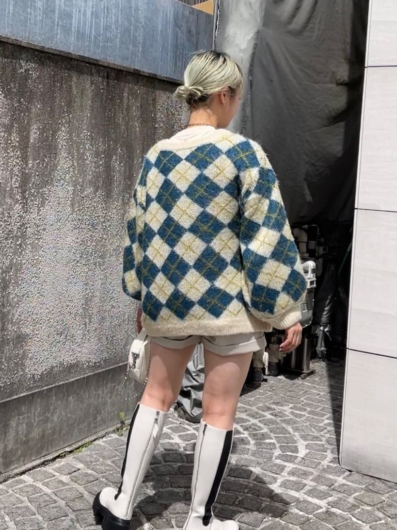 ホワイト系のハンドバッグ、ホワイト系のTシャツ/カットソー、ホワイト系のカーディガン/ボレロを着用したレディースの秋コーディネートの3枚目の写真