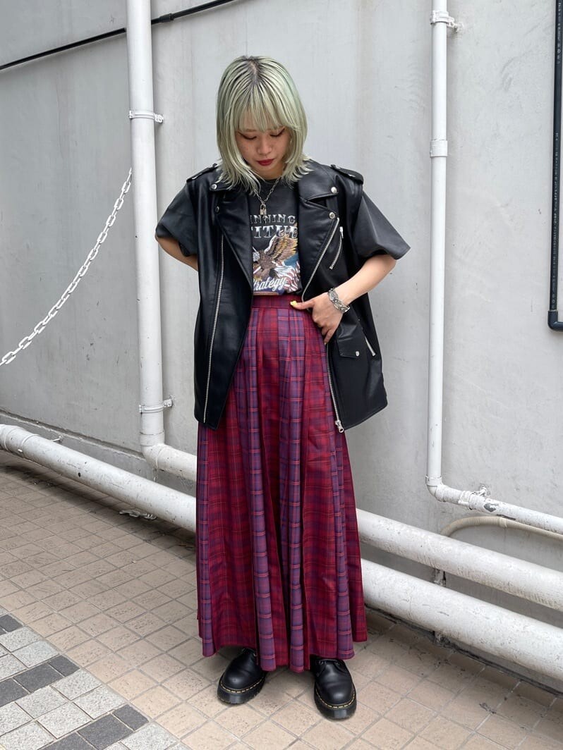 ブラック系のブーツ、レッド系のスカート、ブラック系のTシャツ/カットソーを着用したレディースの夏コーディネートの3枚目の写真