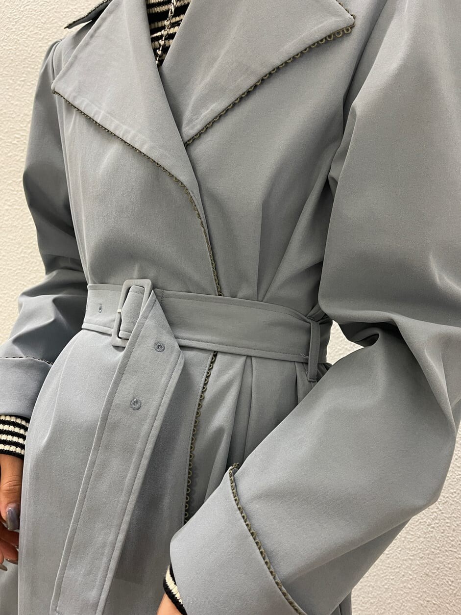 ブルー系のワンピース、ブラック系のブーツ、その他のニット/セーターを着用したレディースの冬コーディネートの9枚目の写真