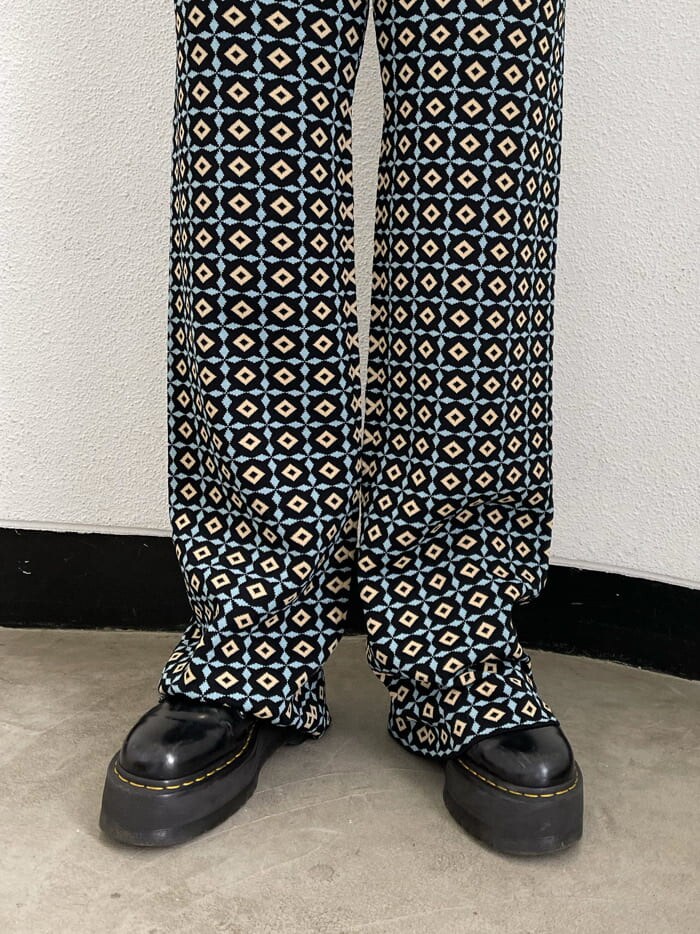 ブラック系のシャツ/ブラウス、ブラック系のその他パンツを着用したレディースの夏コーディネートの5枚目の写真