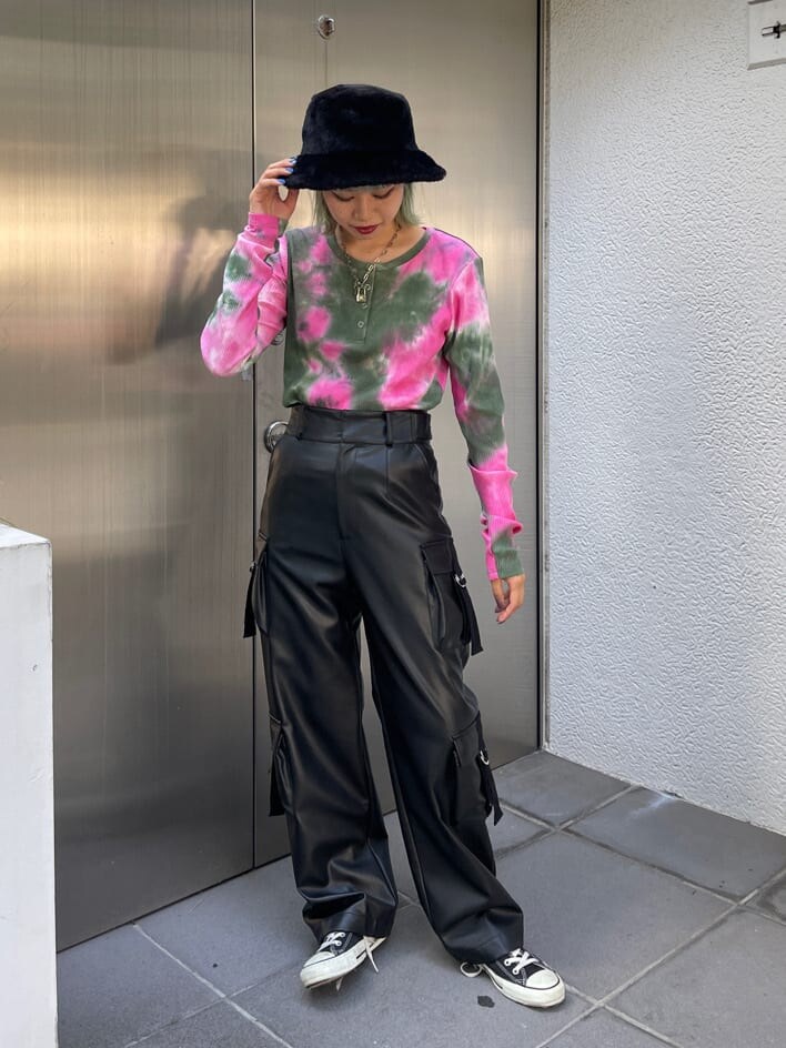 ピンク系のTシャツ/カットソー、ブラック系のカーゴパンツ、ブラック系のハットを着用したレディースの秋コーディネートの2枚目の写真