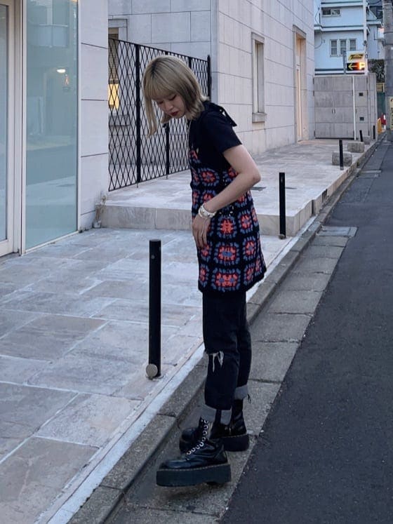 ブラック系のデニムパンツ、ブラック系のキャミソール、ブラック系のTシャツ/カットソーを着用したレディースの春コーディネートの5枚目の写真