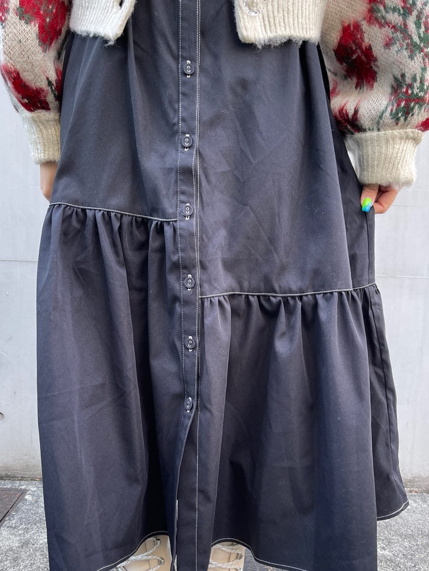 ホワイト系のブーツ、ブラック系のワンピース、ホワイト系のカーディガン/ボレロを着用したレディースの冬コーディネートの7枚目の写真