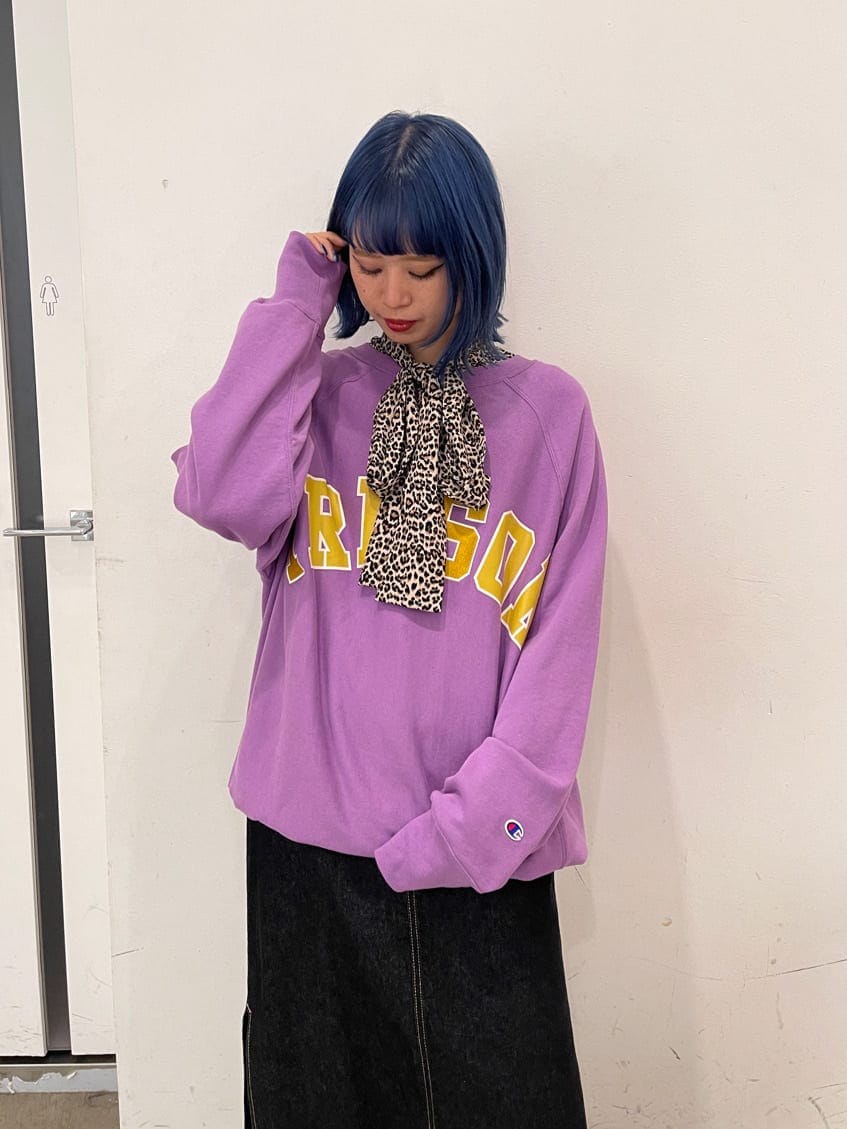 ブラック系のデニムスカート、その他のシャツ/ブラウス、パープル系のスウェットを着用したレディースの秋コーディネートの5枚目の写真