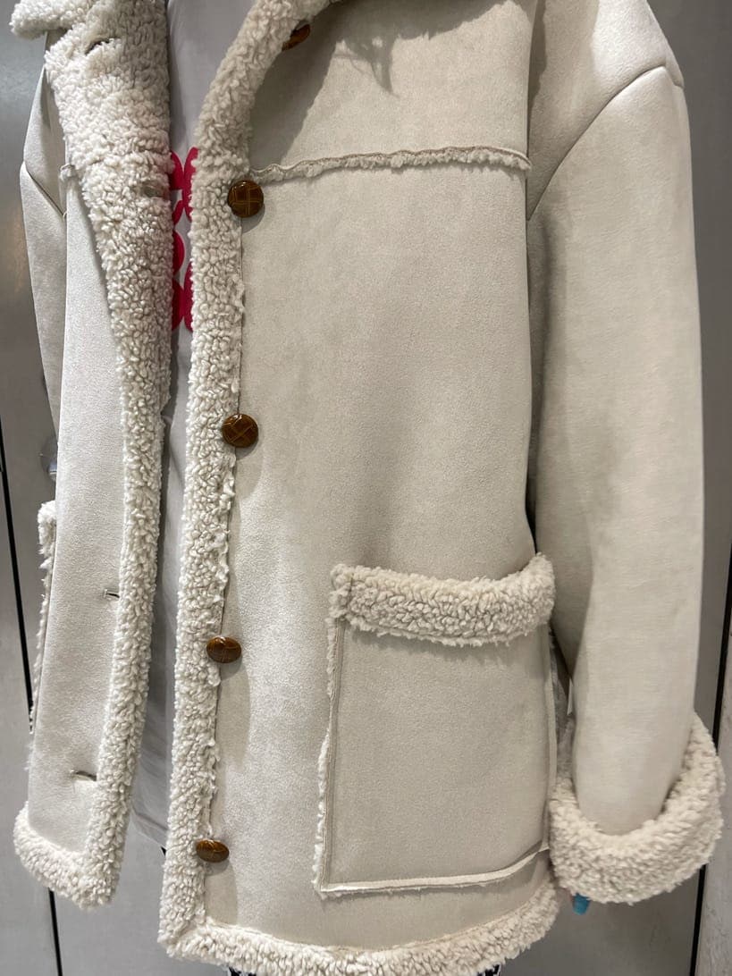 その他のその他パンツ、ホワイト系のTシャツ/カットソー、ホワイト系のムートンコートを着用したレディースの夏コーディネートの6枚目の写真