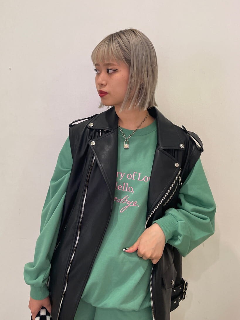 ブラック系のブーツ、ブラック系のボストンバッグ、ブラック系のライダースジャケットを着用したレディースの夏コーディネートの4枚目の写真