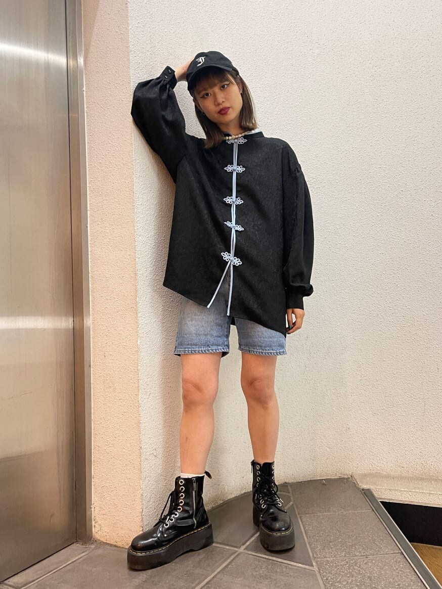 ブラック系のシャツ/ブラウス、ブルー系のデニムパンツ、ブラック系のキャップを着用したレディースの冬コーディネートの2枚目の写真