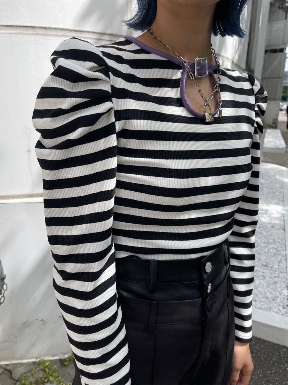 ブラック系のブーツ、ブラック系のその他パンツ、ホワイト系のTシャツ/カットソーを着用したレディースの秋コーディネートの7枚目の写真