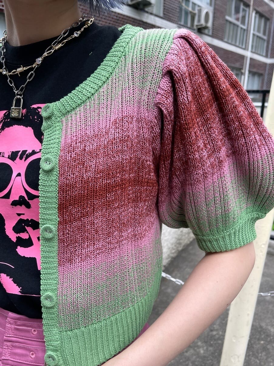 ブラック系のその他シューズ、ブラック系のTシャツ/カットソー、ピンク系のその他パンツを着用したレディースの春コーディネートの7枚目の写真