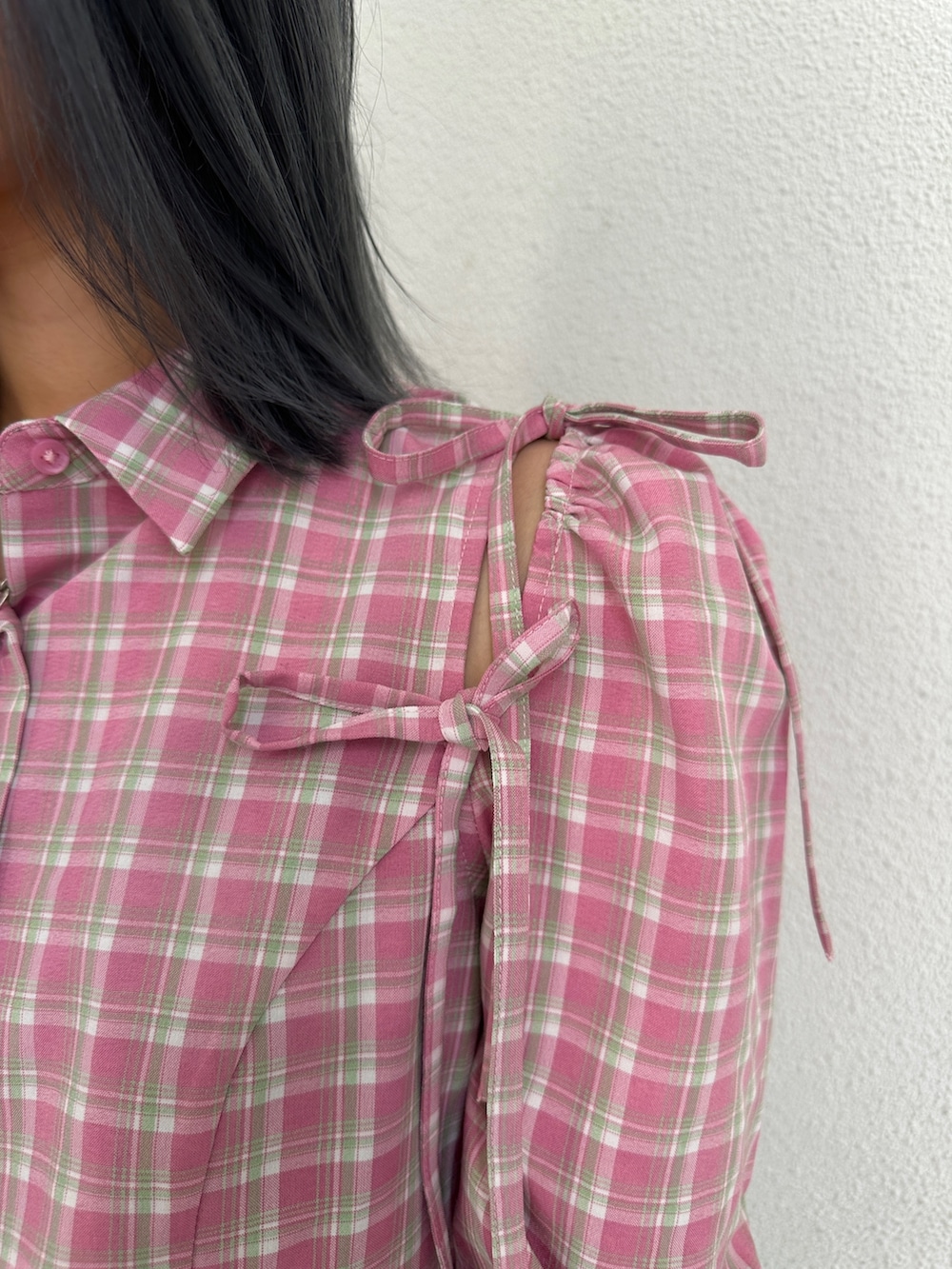 ピンク系のシャツ/ブラウス、グレー系のスウェットパンツ、ブラック系のブーツを着用したレディースの冬コーディネートの7枚目の写真