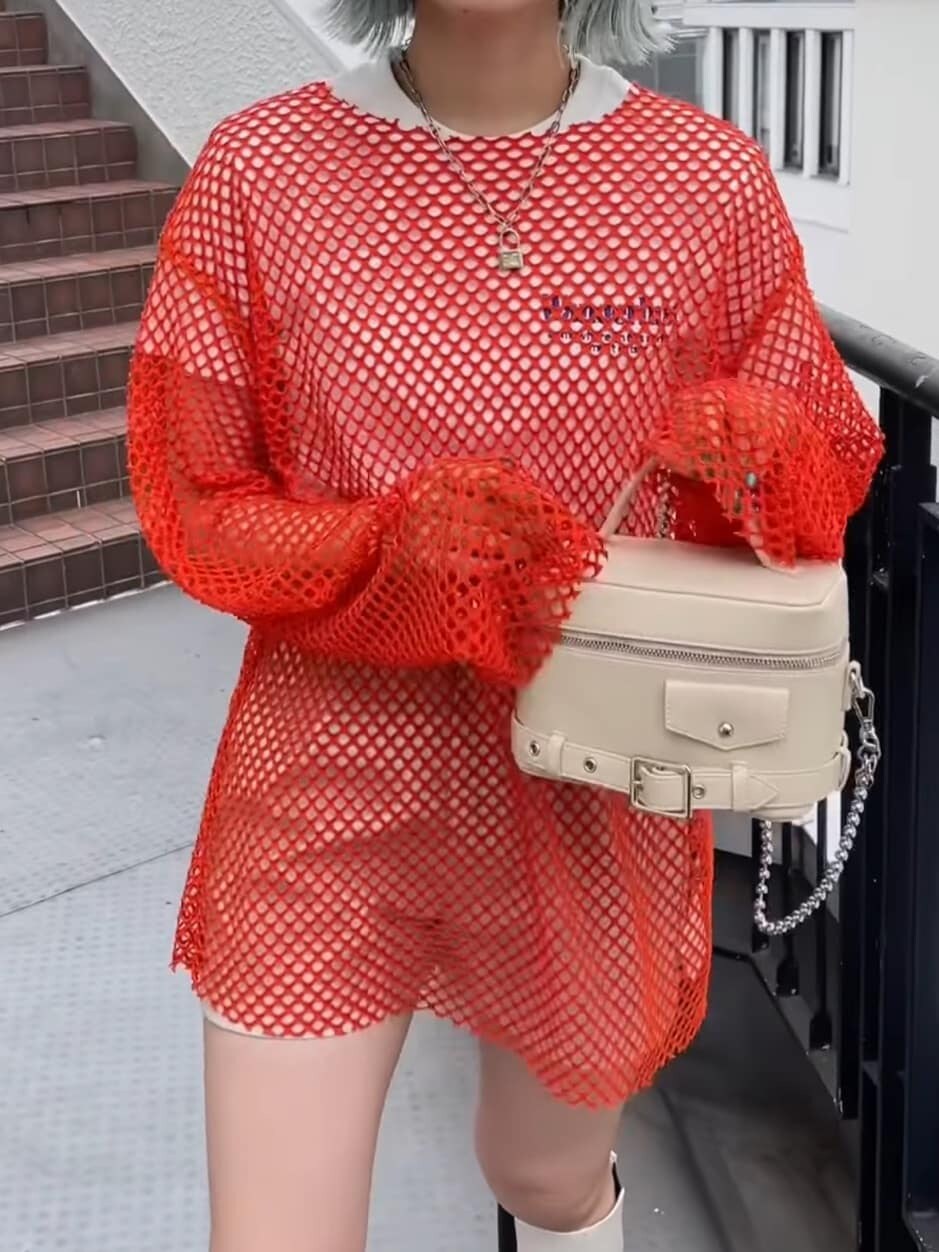 ホワイト系のその他パンツ、ホワイト系のショルダーバッグ、オレンジ系のTシャツ/カットソーを着用したレディースの夏コーディネートの2枚目の写真