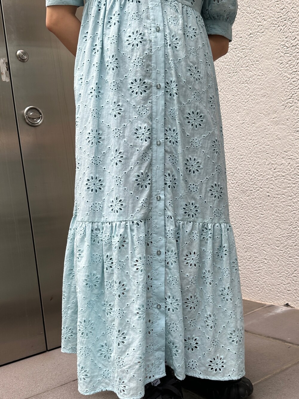 ブルー系のワンピース、ブラック系のスニーカー、ブラック系のキャップを着用したレディースの夏コーディネートの7枚目の写真