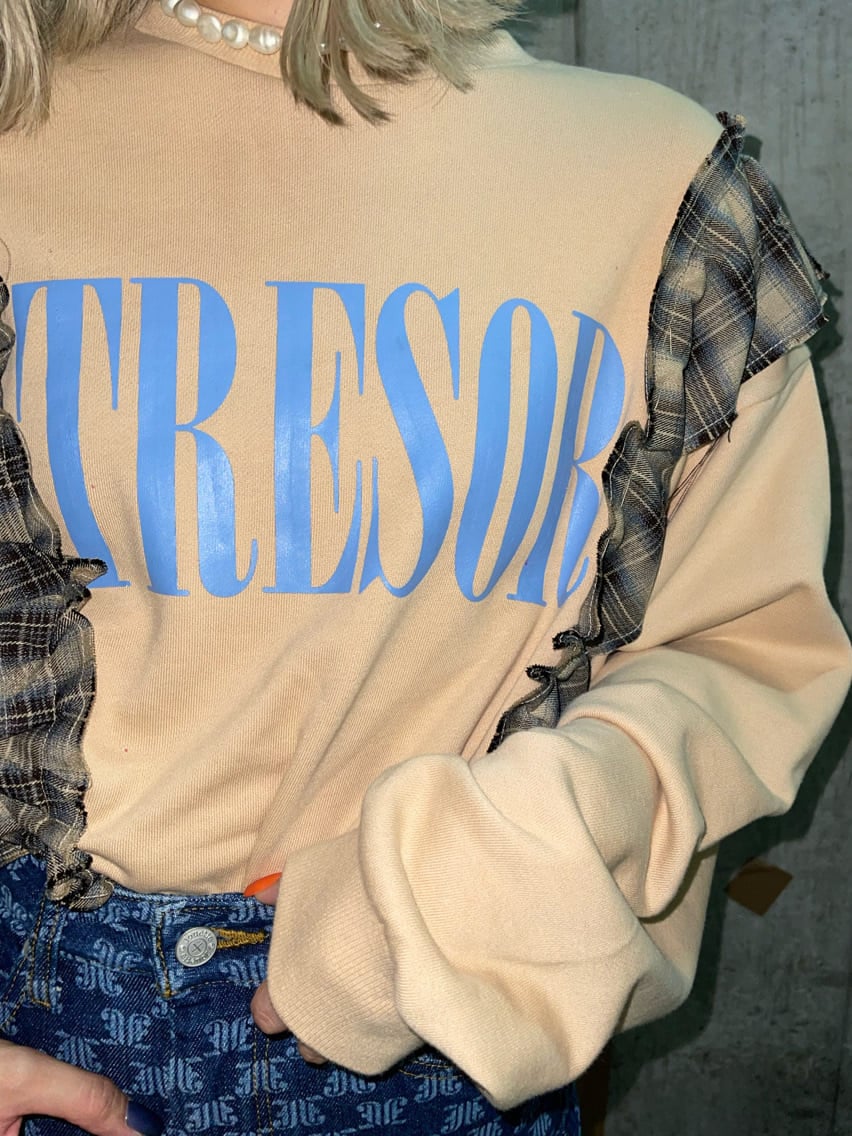 ブラウン系のショルダーバッグ、ベージュ系のTシャツ/カットソー、ブルー系のデニムパンツを着用したレディースの秋コーディネートの6枚目の写真