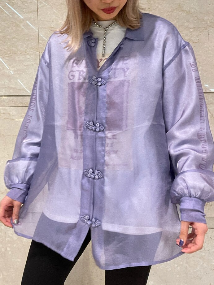 ブラック系のその他パンツ、パープル系のシャツ/ブラウス、ホワイト系のTシャツ/カットソーを着用したレディースの春コーディネートの5枚目の写真