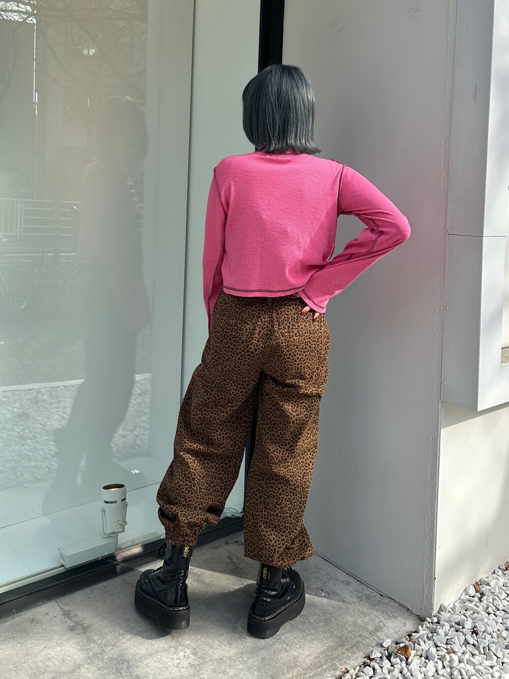 ピンク系のTシャツ/カットソー、ベージュ系のその他パンツ、ブラック系のその他シューズを着用したレディースの春コーディネートの3枚目の写真