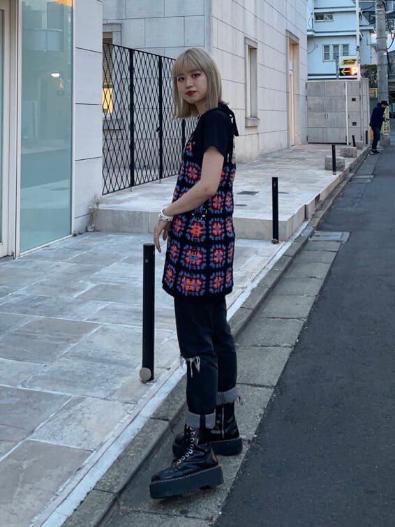 ブラック系のデニムパンツ、ブラック系のキャミソール、ブラック系のTシャツ/カットソーを着用したレディースの春コーディネートの4枚目の写真