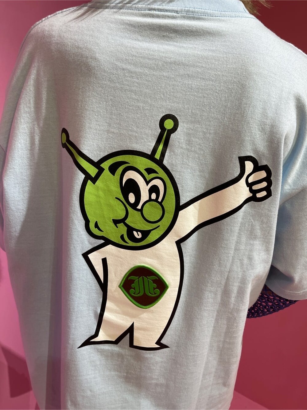 ブラック系のデニムパンツ、ブラック系のその他シューズ、パープル系のTシャツ/カットソーを着用したレディースの春コーディネートの8枚目の写真