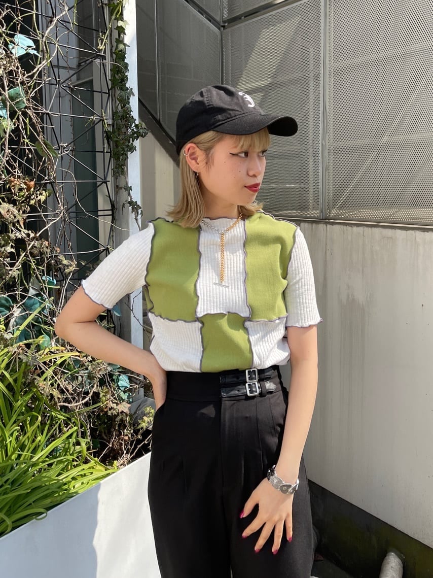 グリーン系のTシャツ/カットソー、ブラック系のその他パンツ、ゴールド系のネックレスを着用したレディースの春コーディネートの7枚目の写真