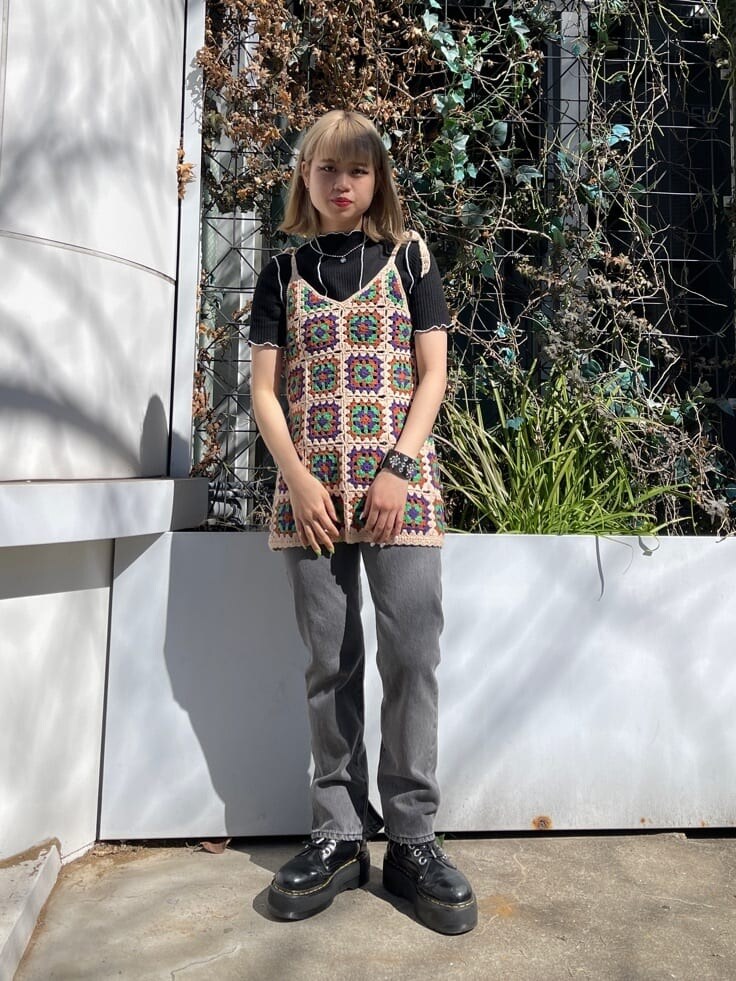 ベージュ系のニット/セーター、ブラック系のTシャツ/カットソー、ブラック系のデニムパンツを着用したレディースの春コーディネートの5枚目の写真