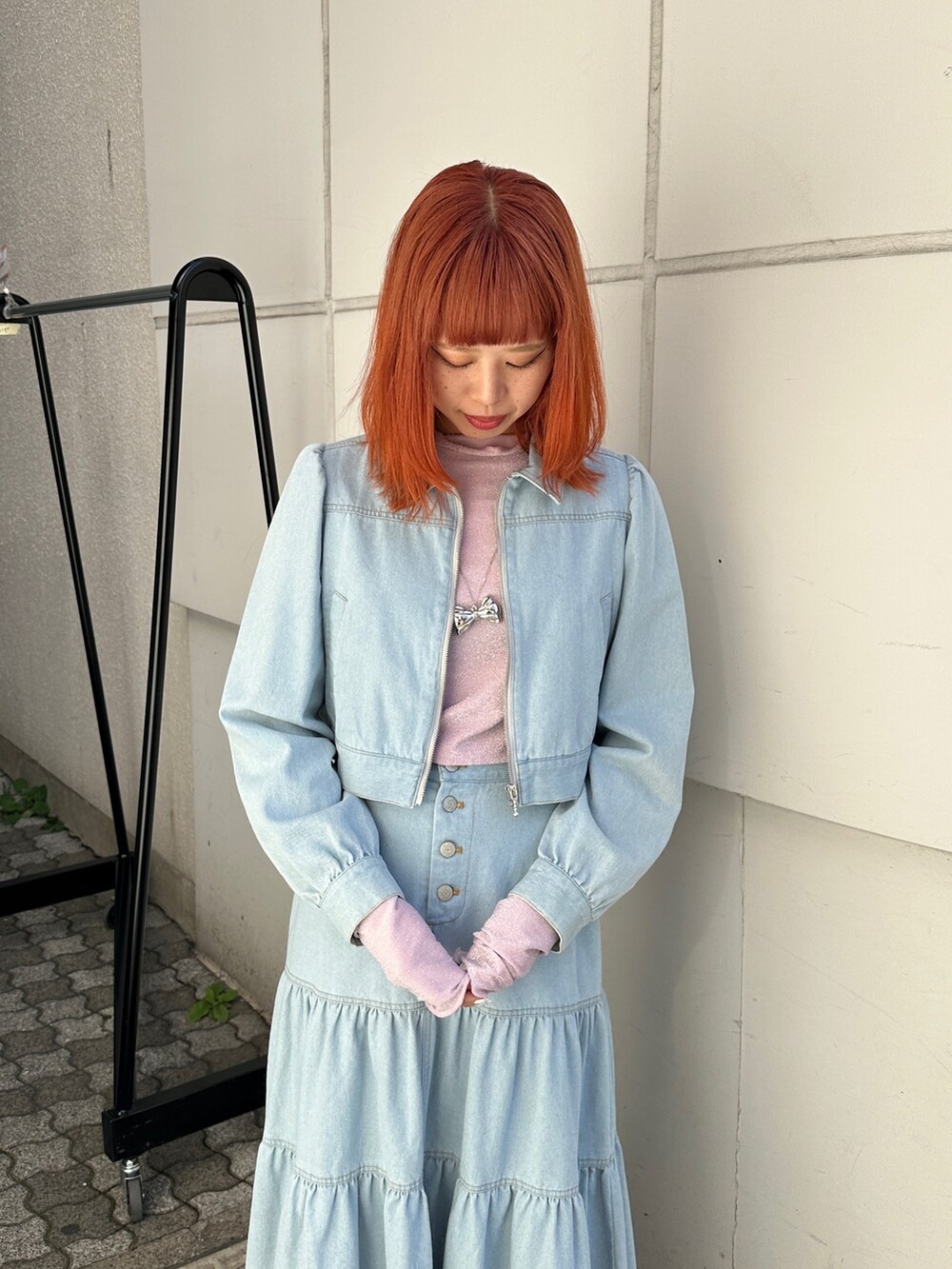 ブルー系のワンピース、ピンク系のTシャツ/カットソー、ブラック系のブーツを着用したレディースの冬コーディネートの5枚目の写真