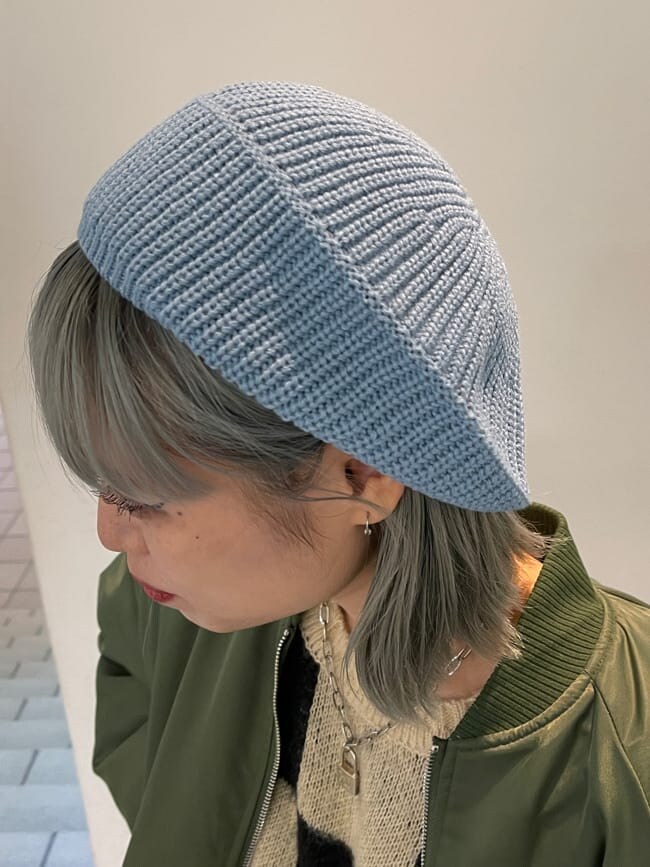 ブラック系のニット/セーター、グリーン系のMA-1、グリーン系のスカートを着用したレディースの秋コーディネートの10枚目の写真