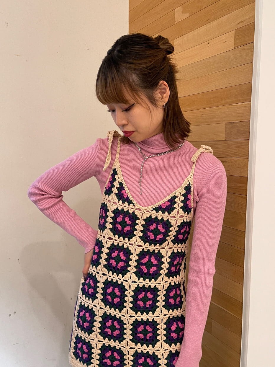 ブルー系のデニムパンツ、ピンク系のニット/セーター、ホワイト系のキャミソールを着用したレディースの冬コーディネートの4枚目の写真