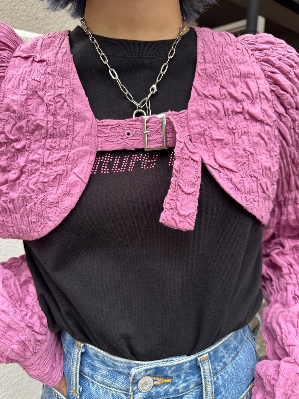 ピンク系のカーディガン/ボレロ、ブラック系のTシャツ/カットソー、ブルー系のデニムパンツを着用したレディースの春コーディネートの6枚目の写真