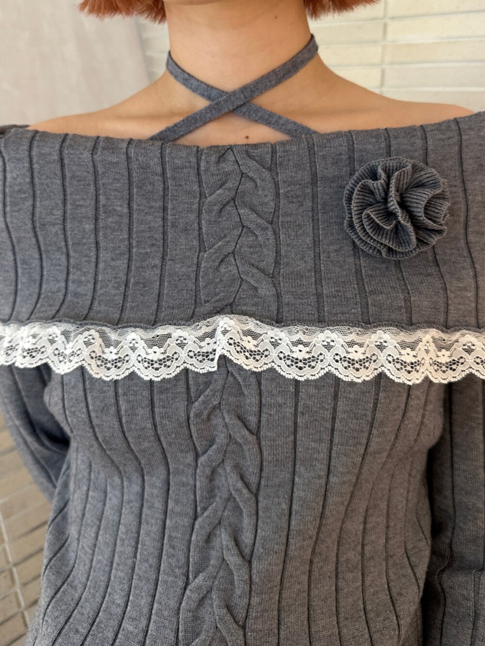 グレー系のニット/セーター、ブラック系のデニムパンツ、ブラック系のブーツを着用したレディースの冬コーディネートの8枚目の写真