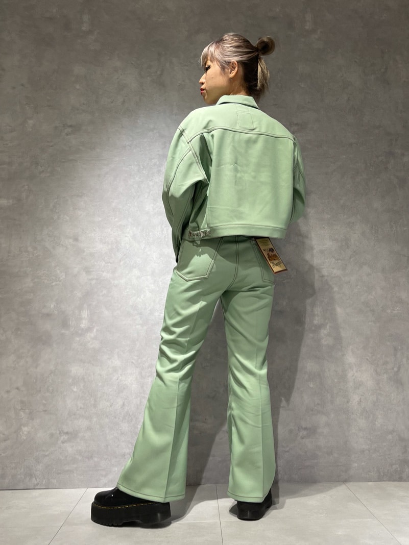 ブラック系のブーツ、グリーン系のデニムジャケット、グリーン系のデニムパンツを着用したレディースの春コーディネートの3枚目の写真