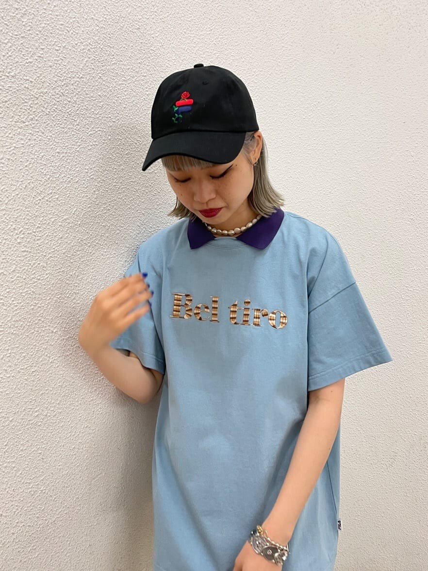 ブラック系のブーツ、グリーン系のワンピース、ブルー系のTシャツ/カットソーを着用したレディースの春コーディネートの4枚目の写真