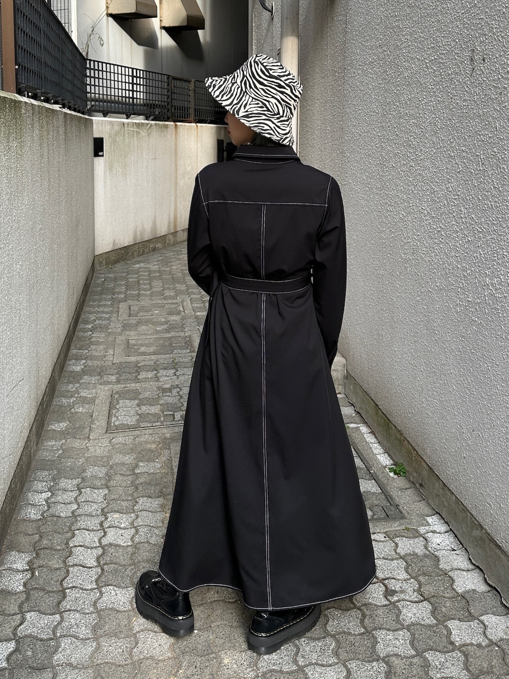 ホワイト系のワンピース、ホワイト系のハットを着用したレディースの冬コーディネートの3枚目の写真