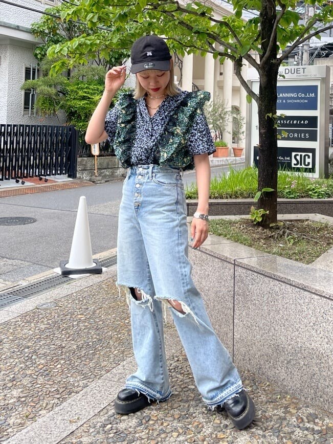 ブルー系のデニムパンツ、ブラック系のその他シューズ、その他のシャツ/ブラウスを着用したレディースの春コーディネートの4枚目の写真