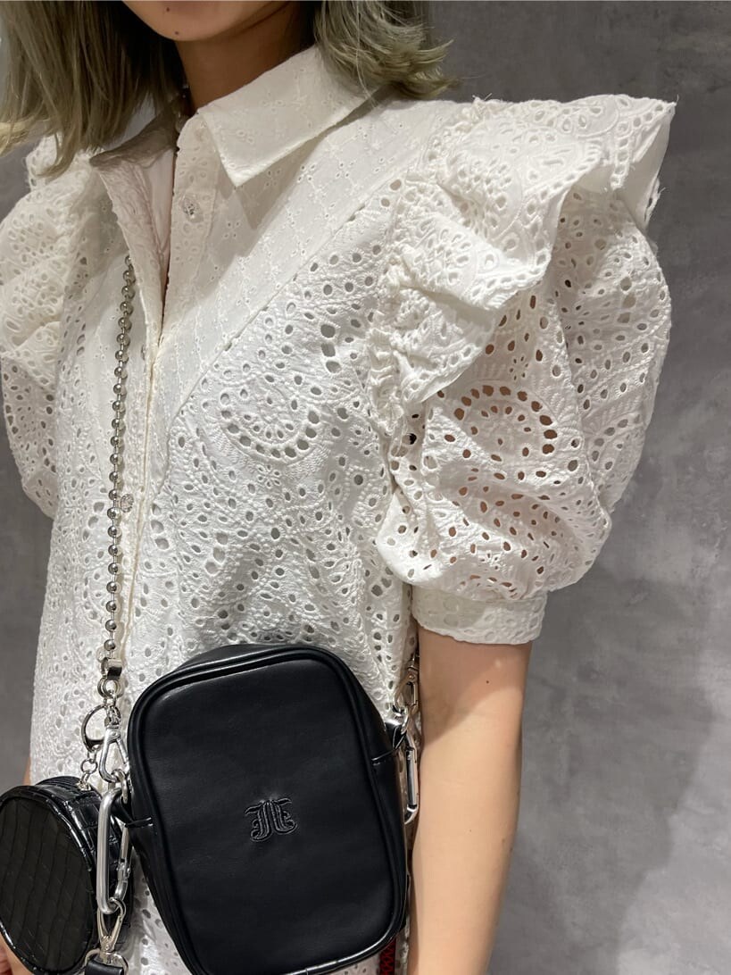 ホワイト系のワンピース、ブルー系のデニムパンツ、ブラウン系のショルダーバッグを着用したレディースの夏コーディネートの6枚目の写真