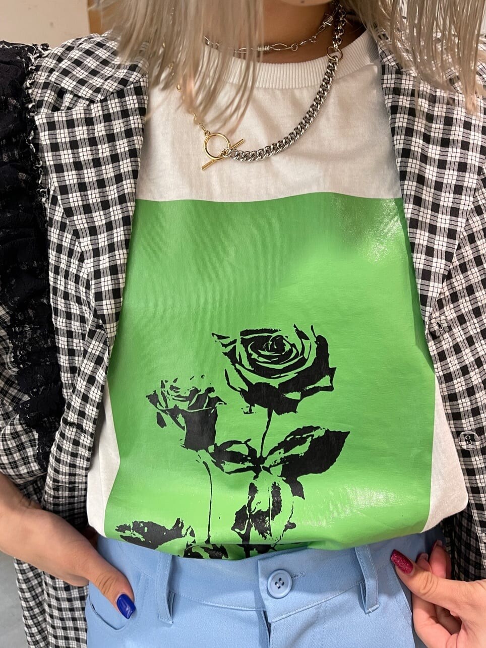 ブルー系のスラックス、ホワイト系のTシャツ/カットソー、その他のシャツ/ブラウスを着用したレディースの春コーディネートの7枚目の写真