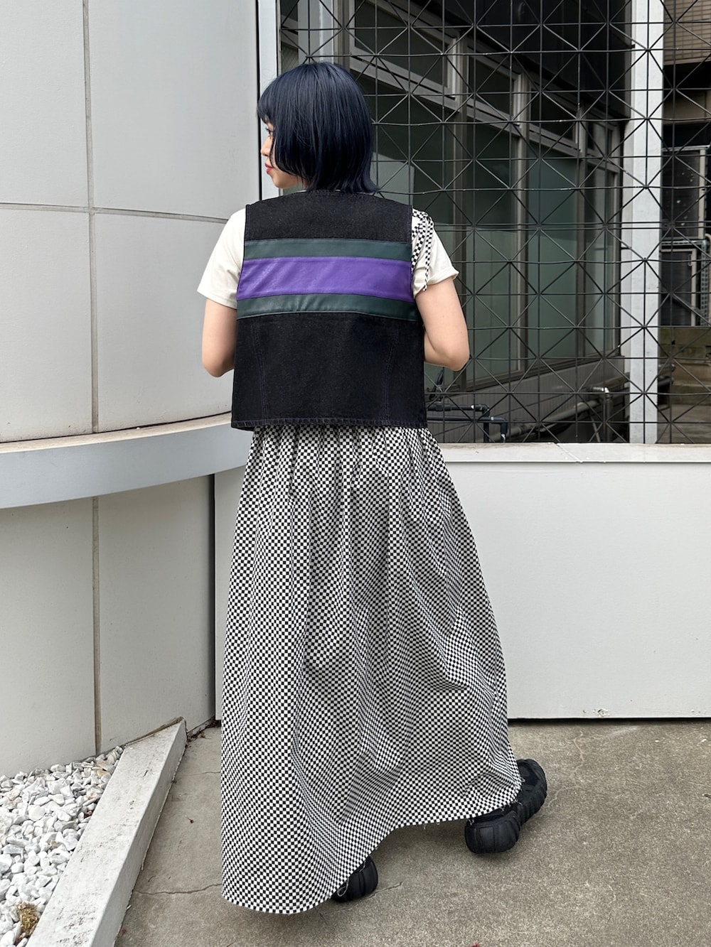 その他のワンピース、ブラック系のベスト、ホワイト系のTシャツ/カットソーを着用したレディースの春コーディネートの3枚目の写真