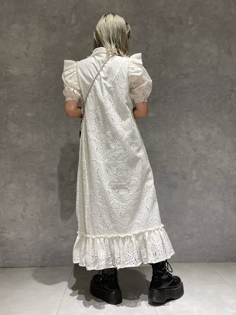 ホワイト系のワンピース、ブルー系のデニムパンツ、ブラウン系のショルダーバッグを着用したレディースの夏コーディネートの4枚目の写真