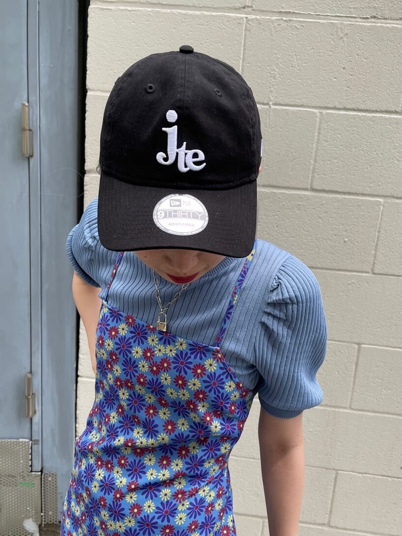 ブラック系のブーツ、ブルー系のニット/セーター、イエロー系のボストンバッグを着用したレディースの夏コーディネートの7枚目の写真