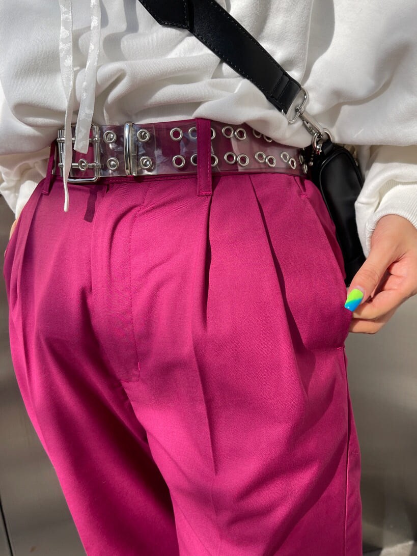 ピンク系のスラックス、ブラック系のショルダーバッグ、ホワイト系のスウェットを着用したレディースの冬コーディネートの7枚目の写真