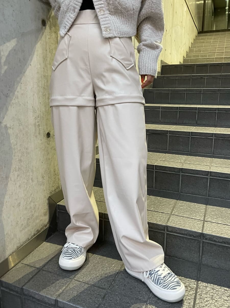 ホワイト系のスニーカー、ホワイト系のカーディガン/ボレロ、ホワイト系のその他パンツを着用したレディースの秋コーディネートの8枚目の写真