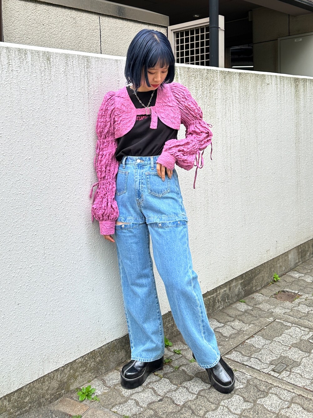 ピンク系のカーディガン/ボレロ、ブラック系のTシャツ/カットソー、ブルー系のデニムパンツを着用したレディースの春コーディネートの2枚目の写真