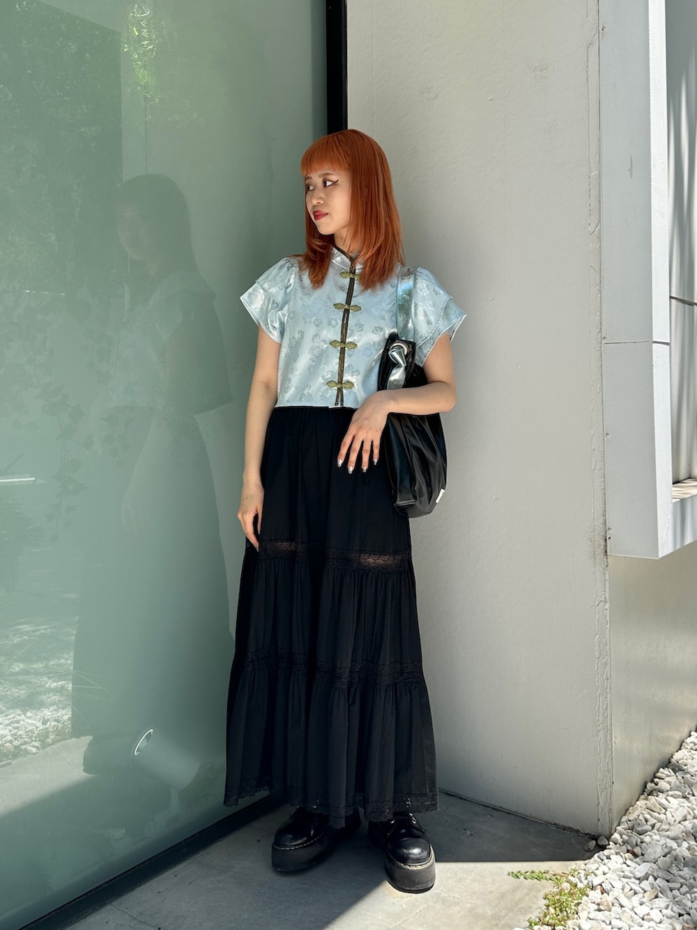 ブルー系のシャツ/ブラウス、ブルー系のTシャツ/カットソー、ブラック系のトートバッグを着用したレディースの夏コーディネートの2枚目の写真