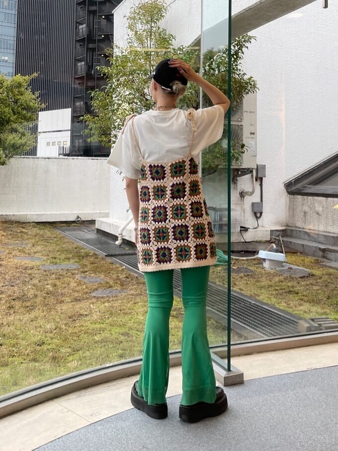 グリーン系のその他パンツ、ベージュ系のニット/セーター、ホワイト系のTシャツ/カットソーを着用したレディースの春コーディネートの5枚目の写真