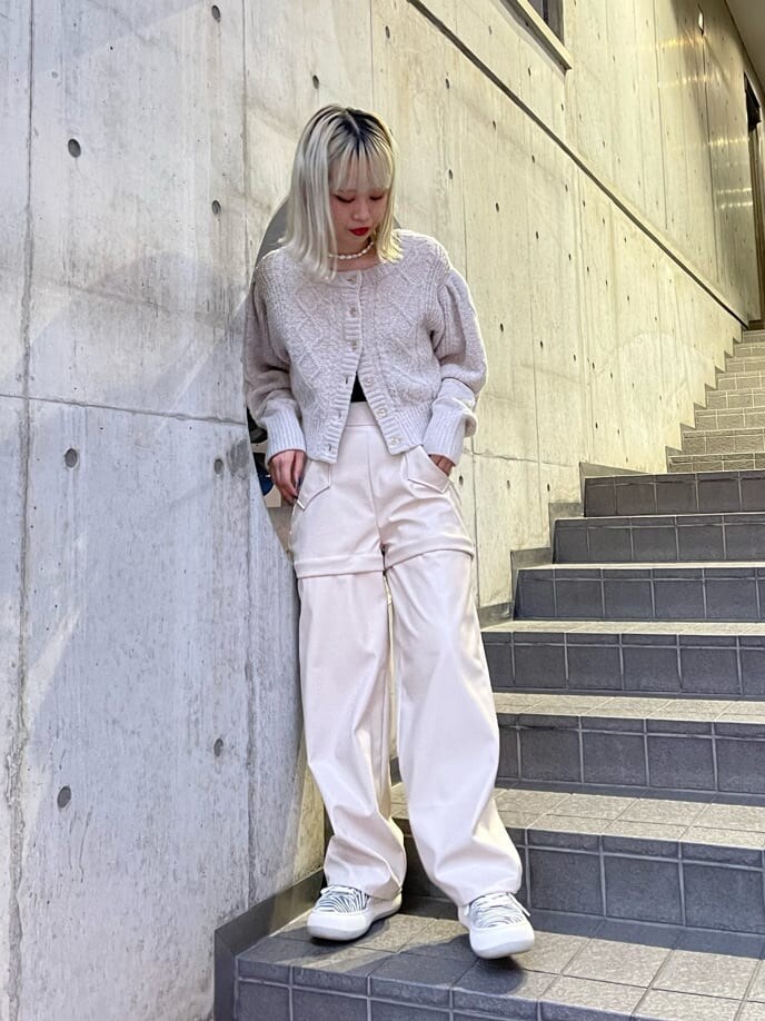ホワイト系のスニーカー、ホワイト系のカーディガン/ボレロ、ホワイト系のその他パンツを着用したレディースの秋コーディネートの4枚目の写真