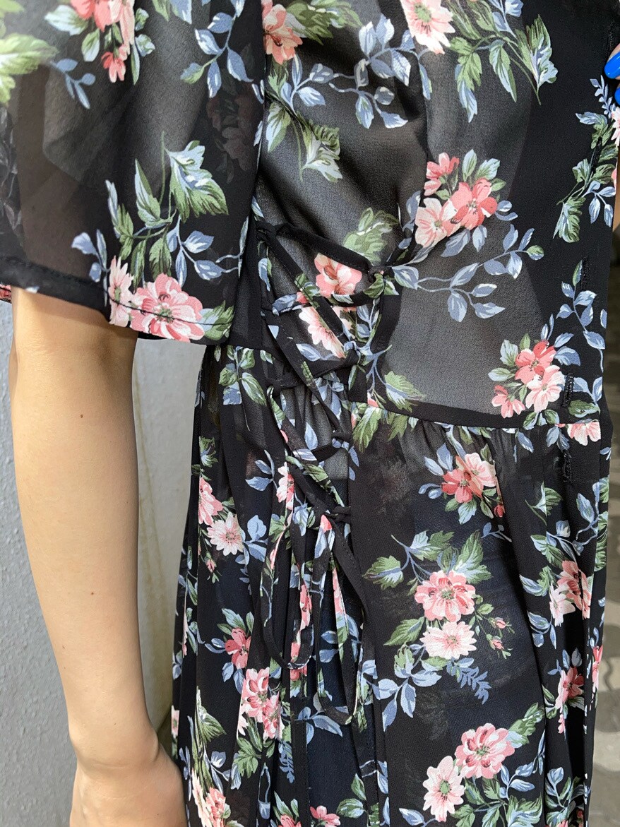 ホワイト系のTシャツ/カットソー、ブラック系のワンピース、ブルー系のデニムパンツを着用したレディースの春コーディネートの7枚目の写真