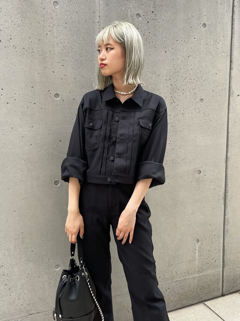 ブラック系のデニムパンツ、ホワイト系のブーツ、その他のキャミソールを着用したレディースの夏コーディネートの5枚目の写真