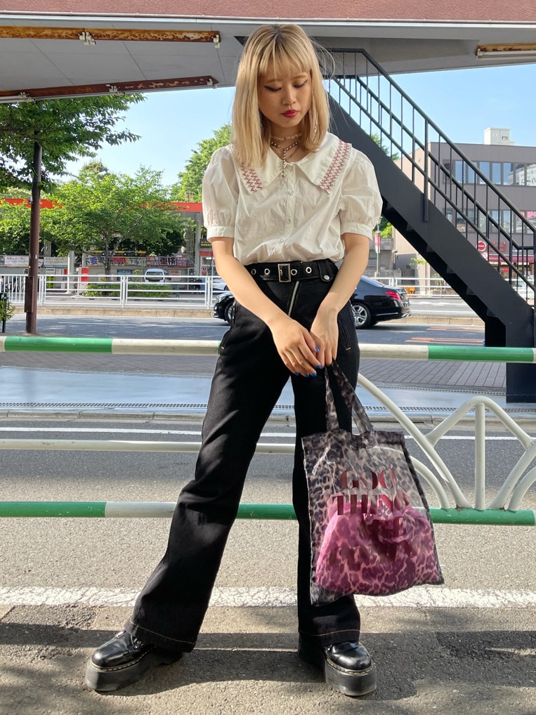 その他のトートバッグ、ホワイト系のシャツ/ブラウス、ブラック系のデニムパンツを着用したレディースの春コーディネートの2枚目の写真