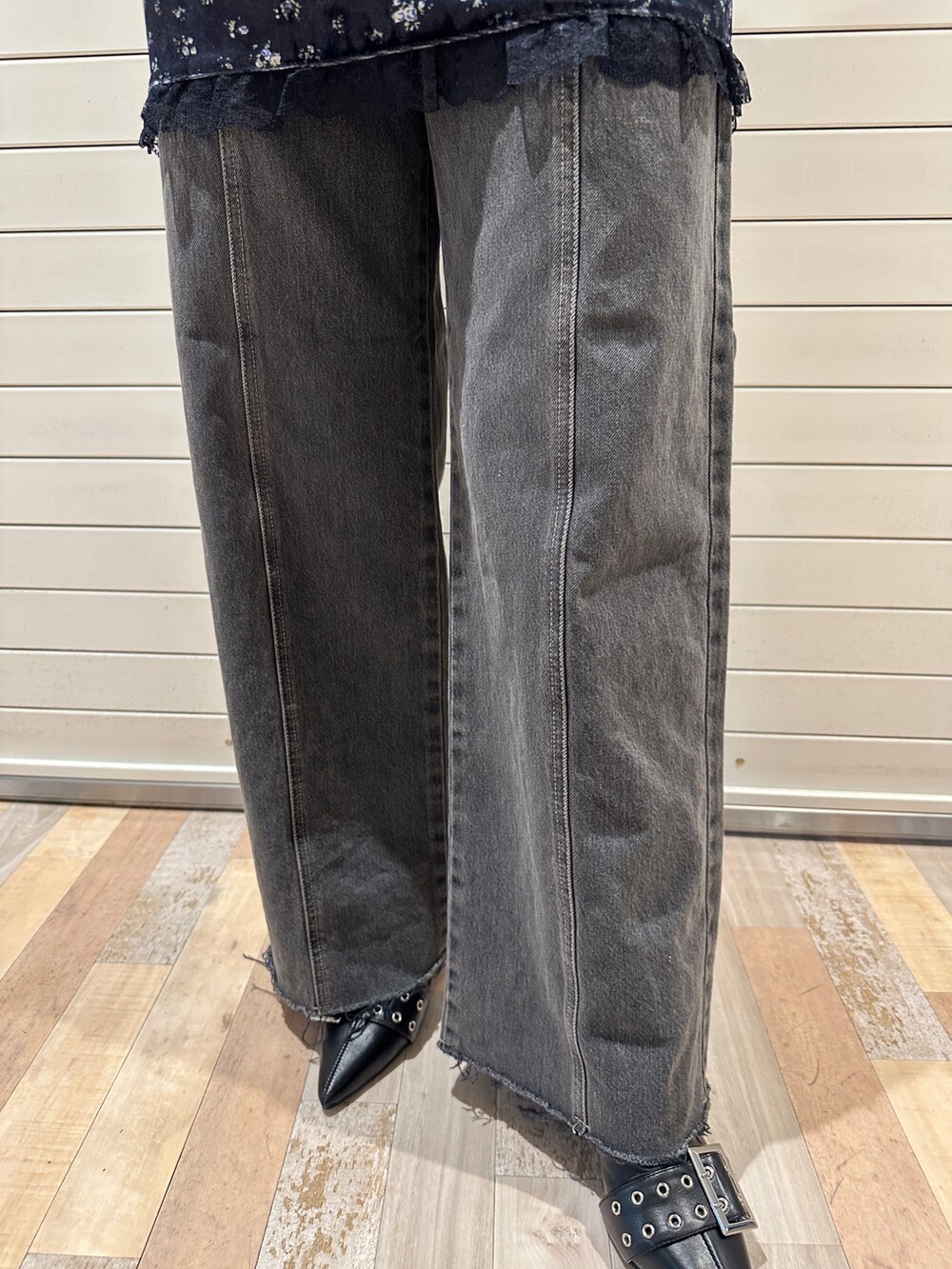 ブルー系のワンピース、シルバー系のハンドバッグ、ブラック系のデニムパンツを着用したレディースの冬コーディネートの10枚目の写真