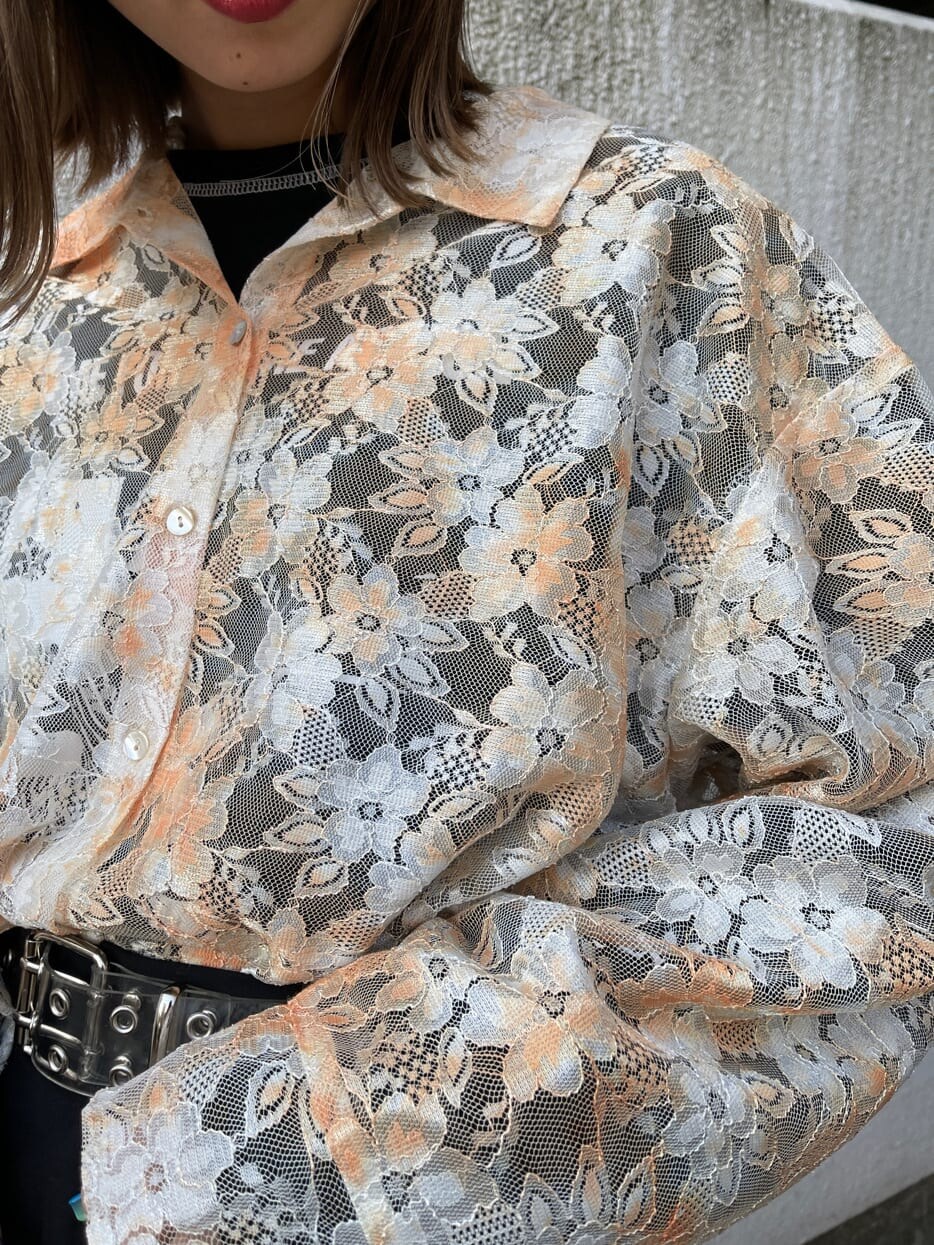 ブラック系のスラックス、ブラック系のTシャツ/カットソー、ホワイト系のシャツ/ブラウスを着用したレディースの冬コーディネートの8枚目の写真